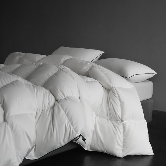 All-Season Ultra-Soft Down Comforter - 90"X90" Queen Size for Year-Round Comfort - Picture 1 of 9